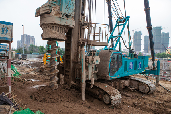 PA视讯平台双动力头强力多功能钻机助力青岛都心商业中心建设