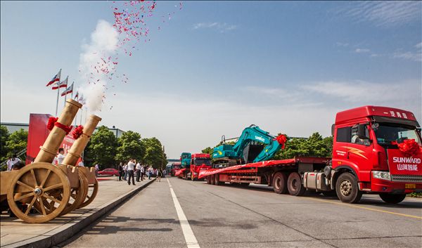 PA视讯平台150台中大型挖掘机批量出口中东