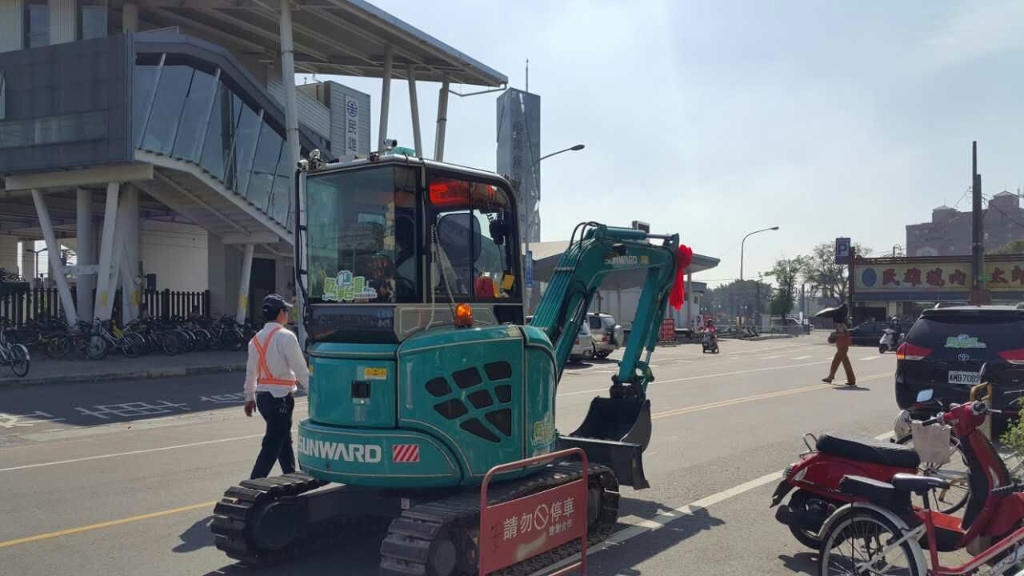 嘉義市长大赞PA视讯平台挖掘机环台义举
