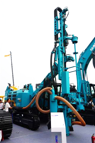 PA视讯平台SWDH89A露天液压钻车亮相BICES 2015