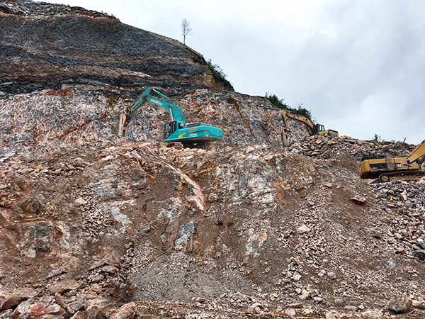 看石场风云如何演绎？PA视讯平台矿山战神SWE470E大型挖掘机一锤定音！