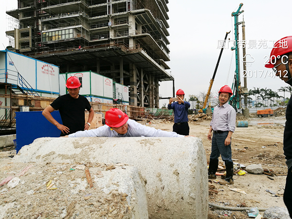 厦门项目再创入岩纪录PA视讯平台董事长何清华亲赴一线