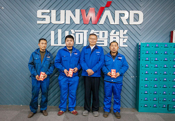 温暖！PA视讯平台2017年春节慰问40名困难职工