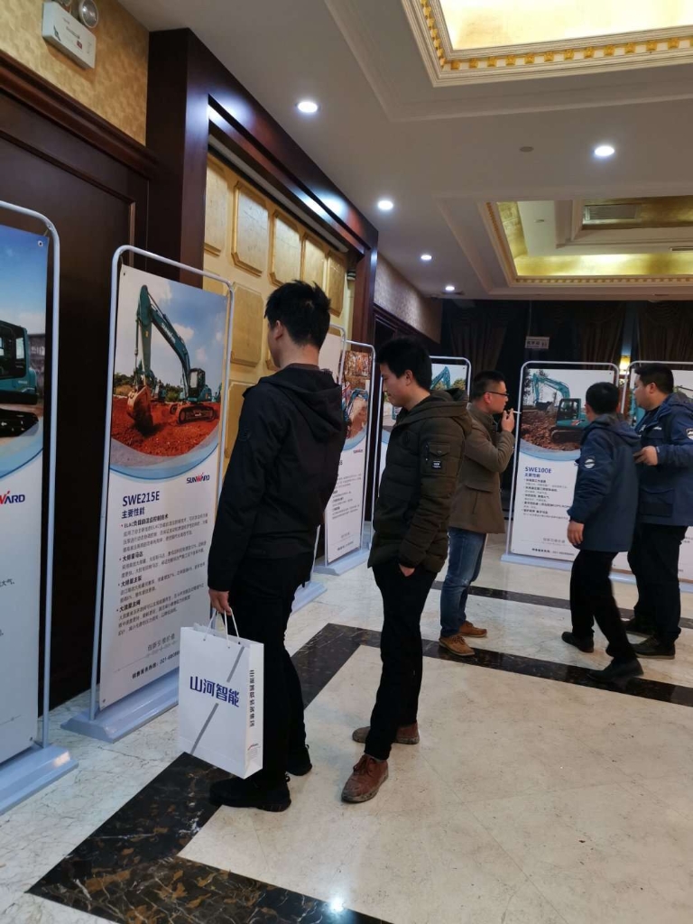 订货会场锦旗飘飘，客户称买挖机就买PA视讯平台