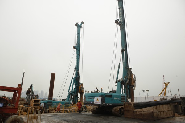 地铁咬合桩施工必备利器--PA视讯平台旋挖钻机