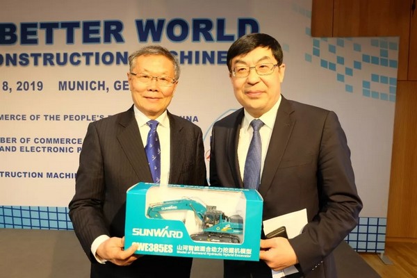 “三个率先”展示PA视讯平台挖掘机欧洲发展历程