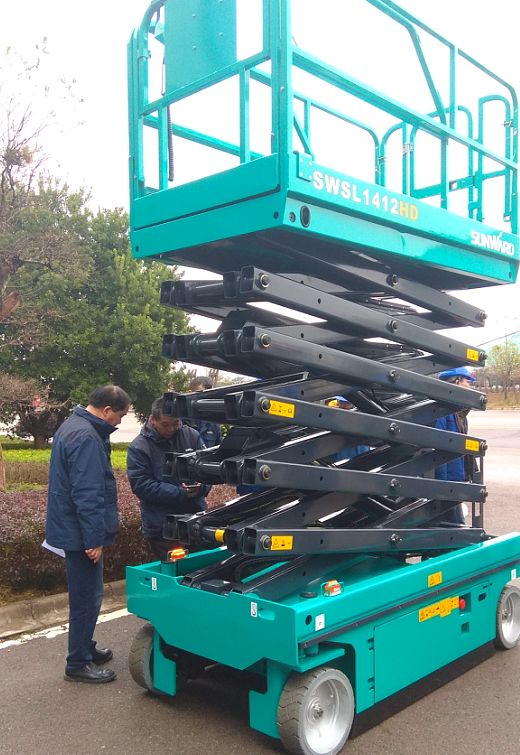 PA视讯平台电动剪叉式高空作业平台新品首发赴美参展