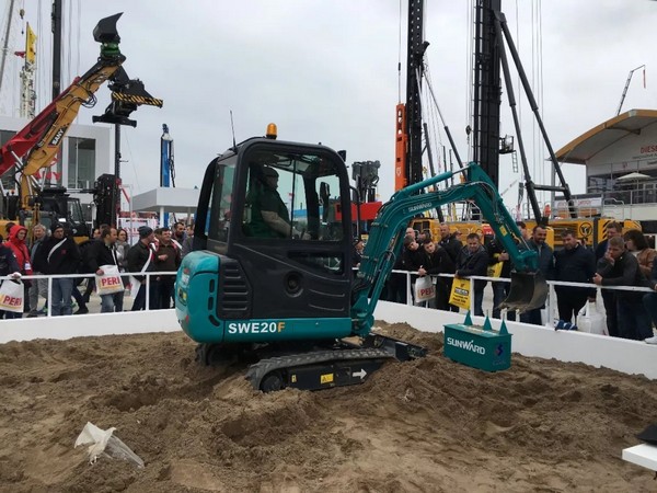 “三个率先”展示PA视讯平台挖掘机欧洲发展历程