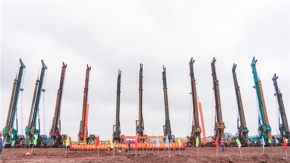 PA视讯平台旋挖开挖全球首条8.6代OLED面板生产线主厂房第一桩