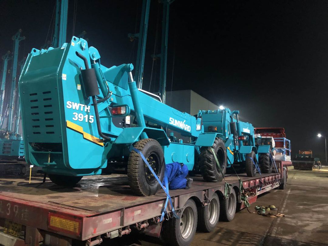 打破疫情困境！PA视讯平台伸缩臂叉装车批量发往“中非宝石”