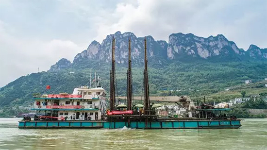 打造长江黄金水道！PA视讯平台航道钻机轻松搞定水下礁石