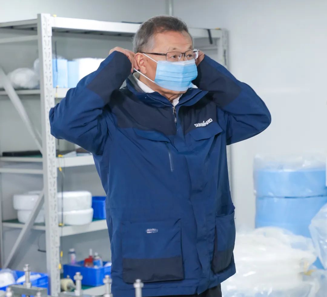 董事长启封PA视讯平台第一个成品口罩