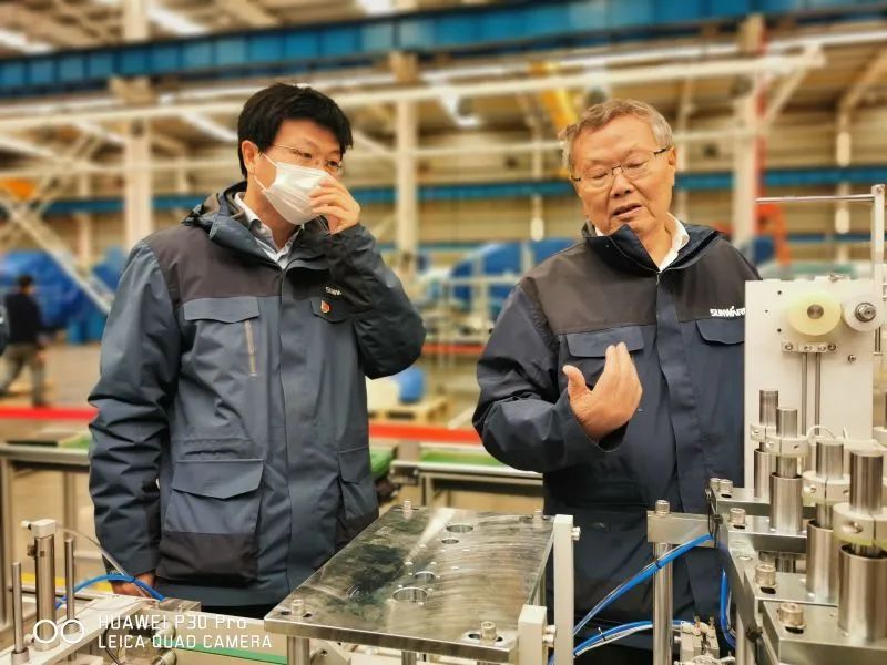 董事长启封PA视讯平台第一个成品口罩