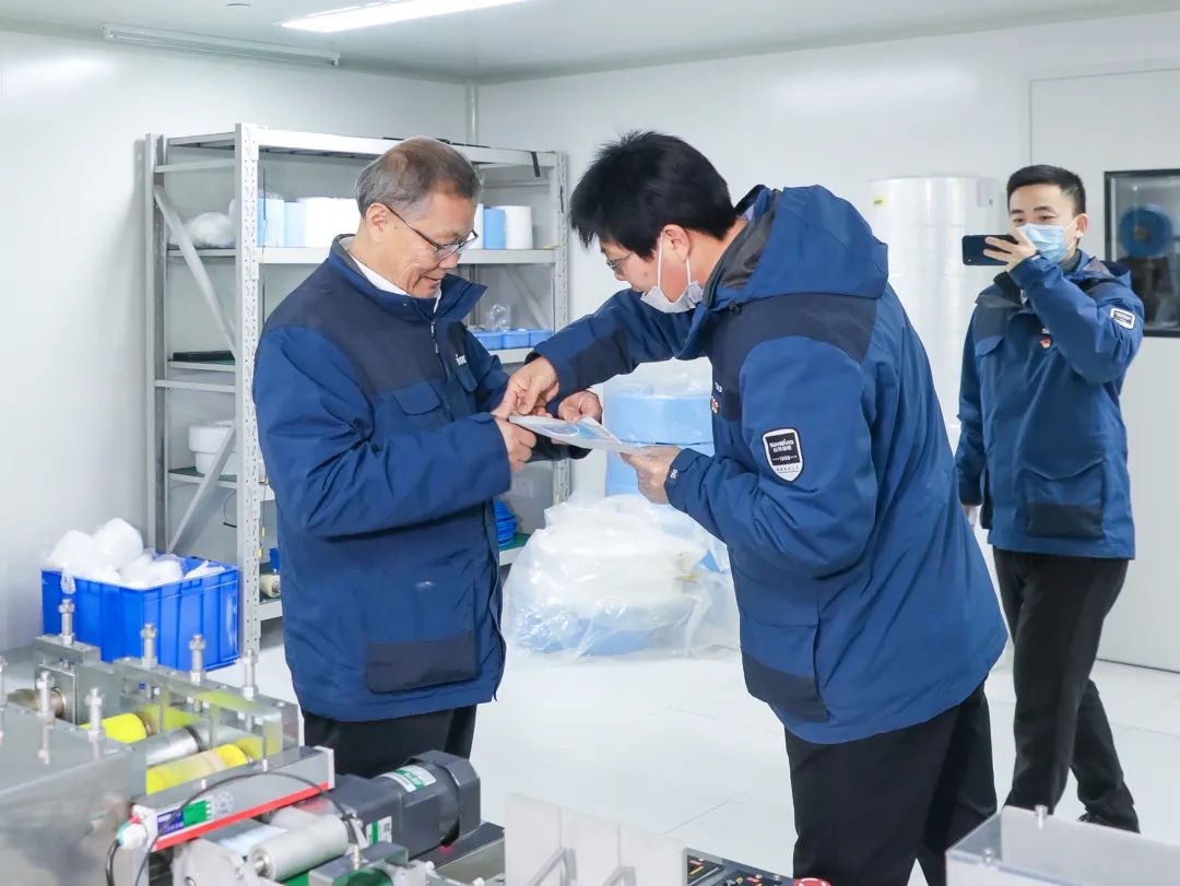 董事长启封PA视讯平台第一个成品口罩