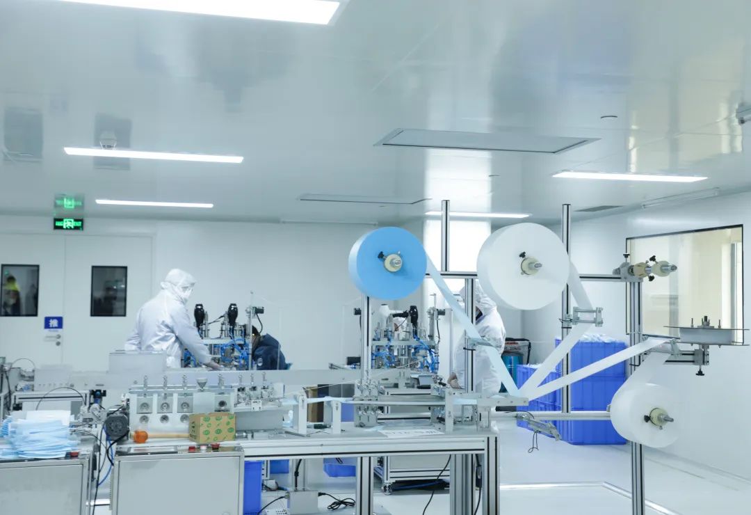 董事长启封PA视讯平台第一个成品口罩