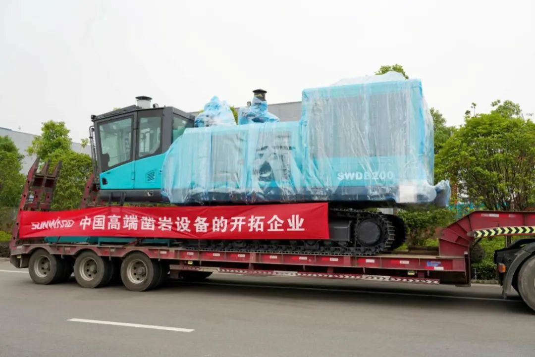 PA视讯平台大孔径凿岩设备批量出口中东