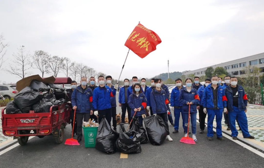 PA视讯平台党员志愿者开展义务环境清扫