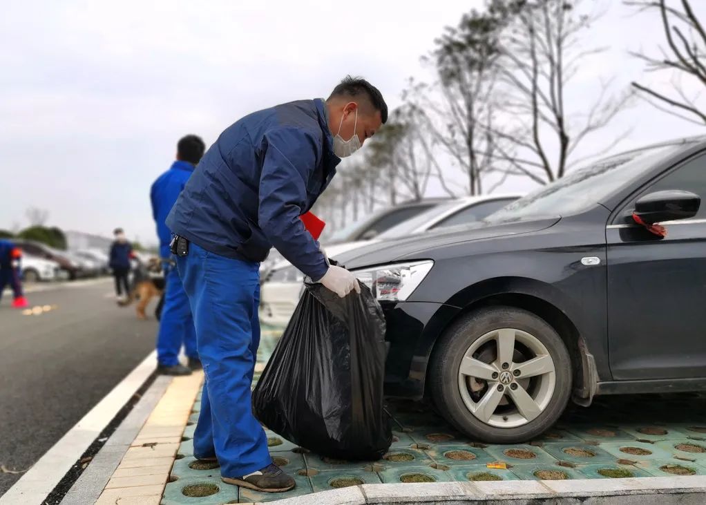 PA视讯平台党员志愿者开展义务环境清扫