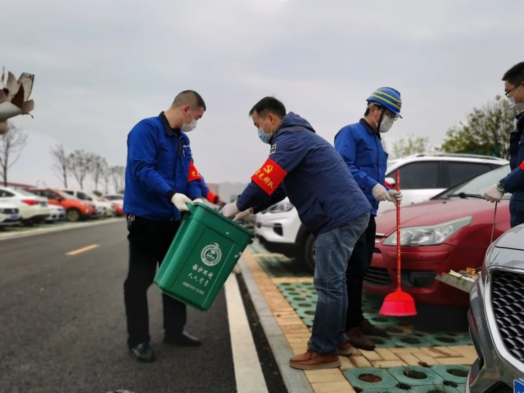 PA视讯平台党员志愿者开展义务环境清扫