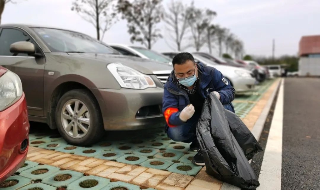 PA视讯平台党员志愿者开展义务环境清扫