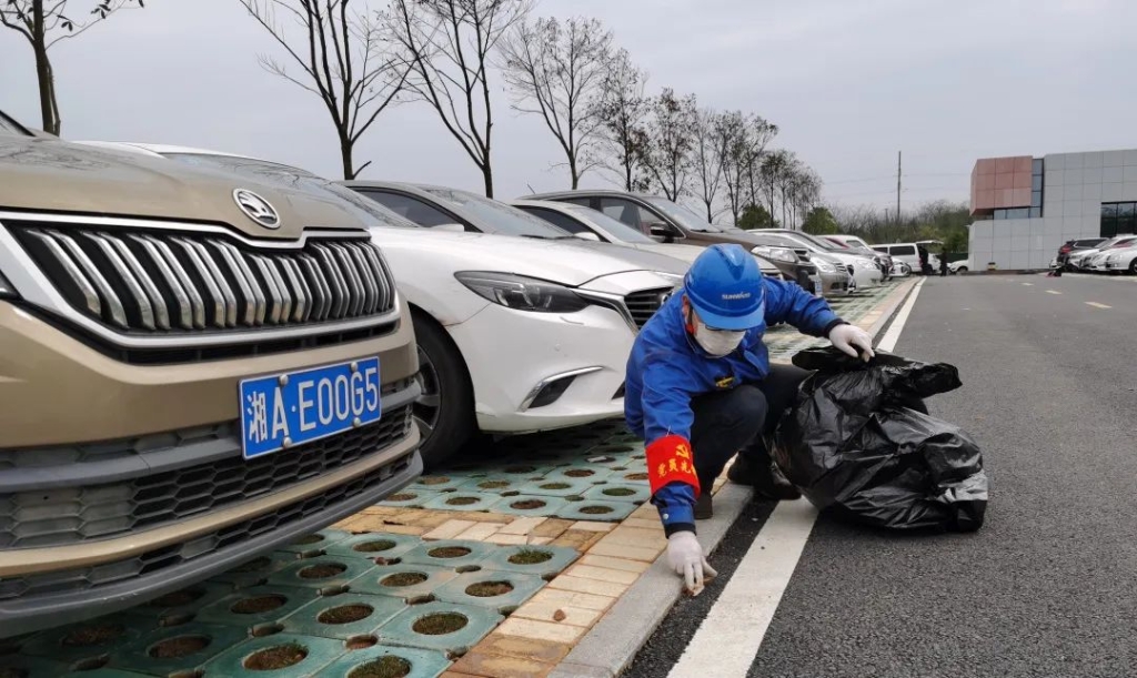 PA视讯平台党员志愿者开展义务环境清扫