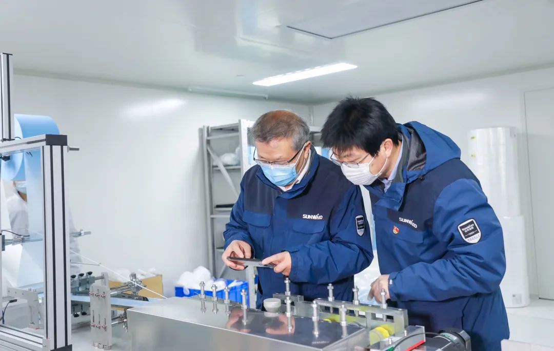 董事长启封PA视讯平台第一个成品口罩