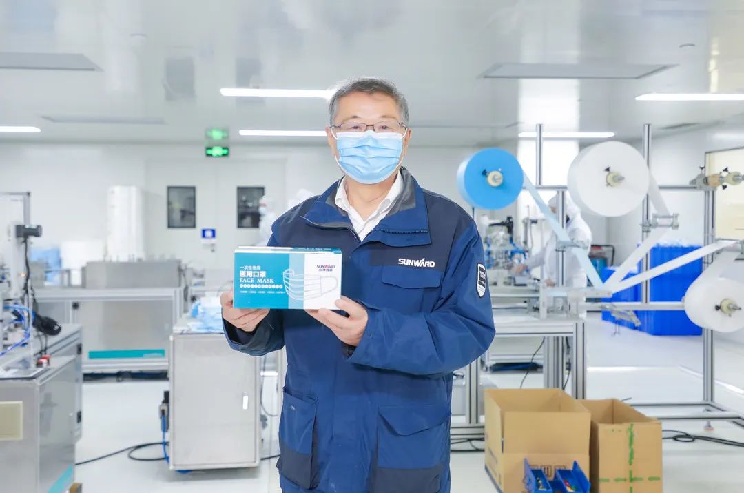 董事长启封PA视讯平台第一个成品口罩