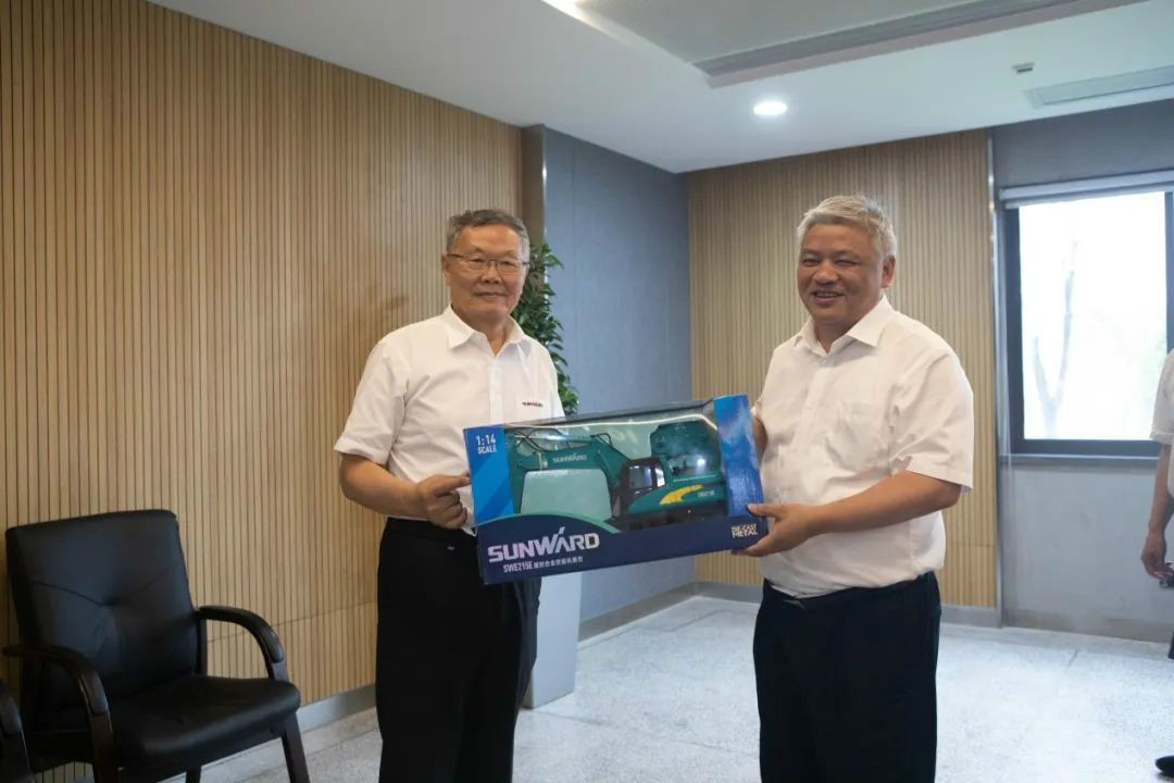 湖南黄金集团董事长黄启富一行考察PA视讯平台