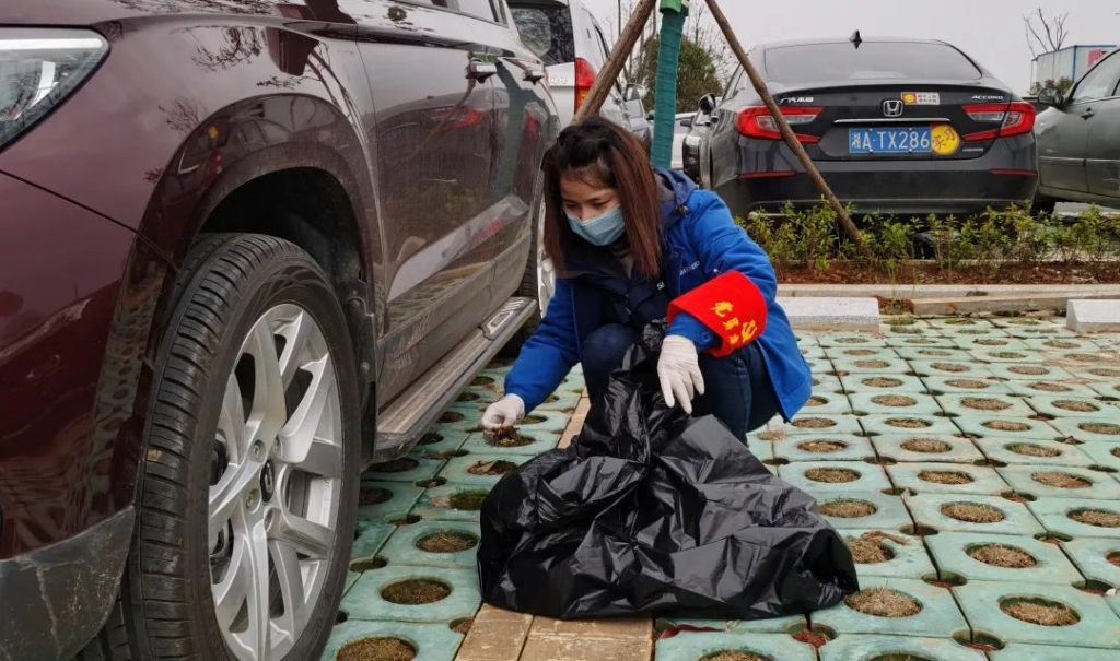 PA视讯平台党员志愿者开展义务环境清扫