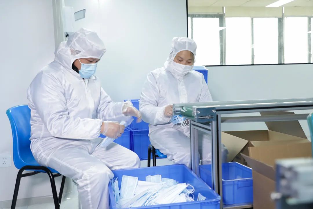 董事长启封PA视讯平台第一个成品口罩