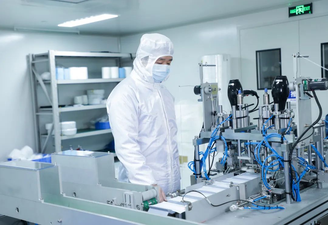 董事长启封PA视讯平台第一个成品口罩