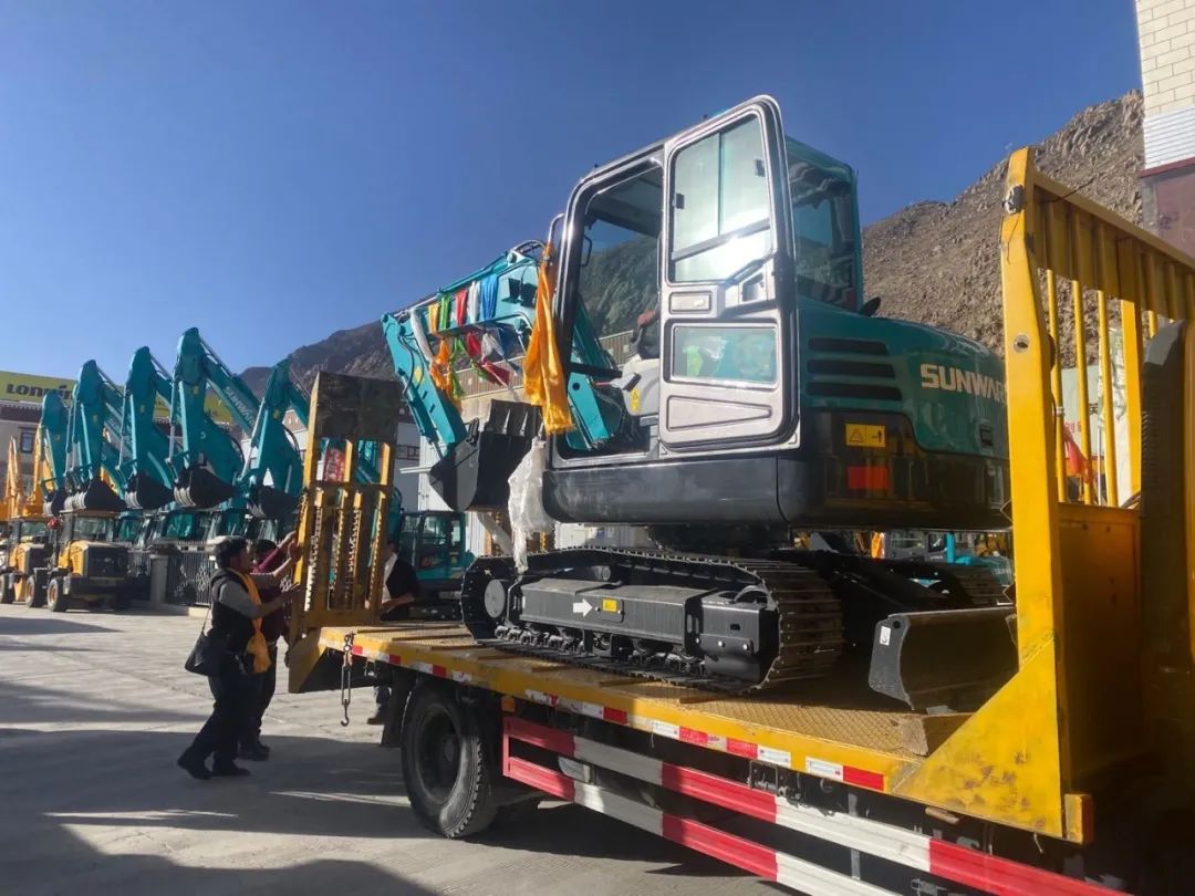 十台PA视讯平台挖掘机交付西藏少数民族特色村寨
