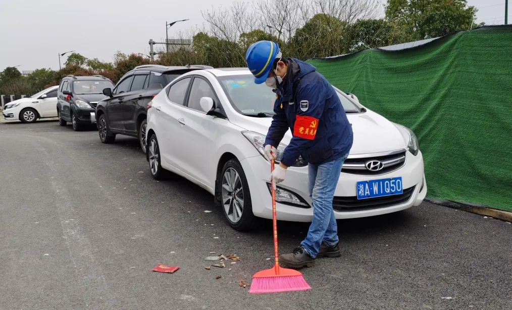 PA视讯平台党员志愿者开展义务环境清扫