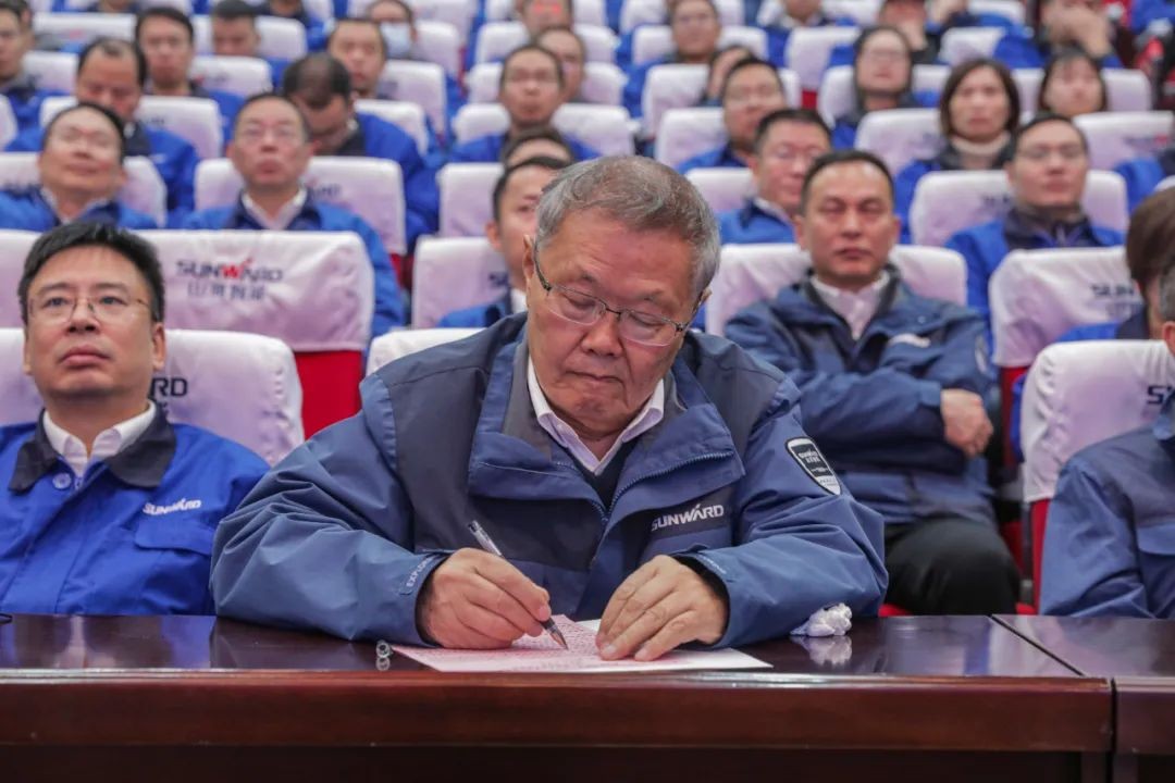 PA视讯平台召开全国劳动模范郝鹏载誉归来分享会