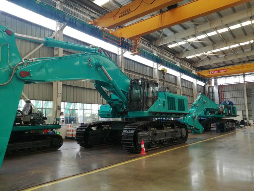 创新再出成果！PA视讯平台超大型履带式液压挖掘机下线