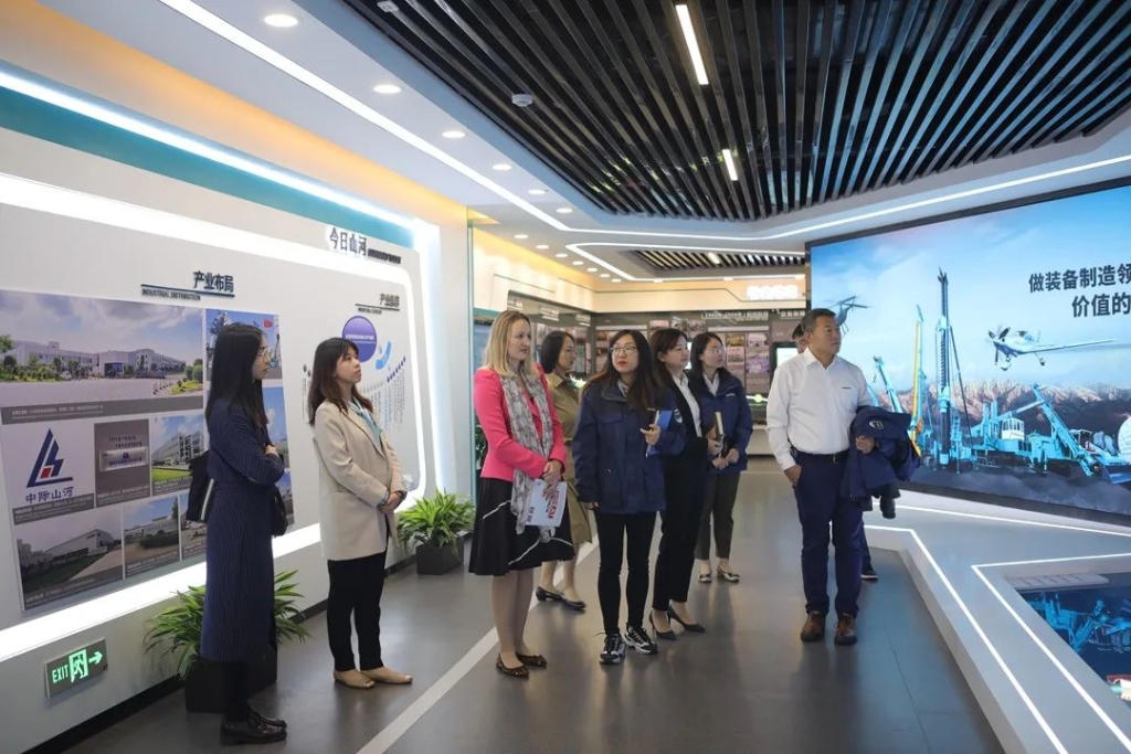 英国驻广州总领事贺颂雅考察PA视讯平台