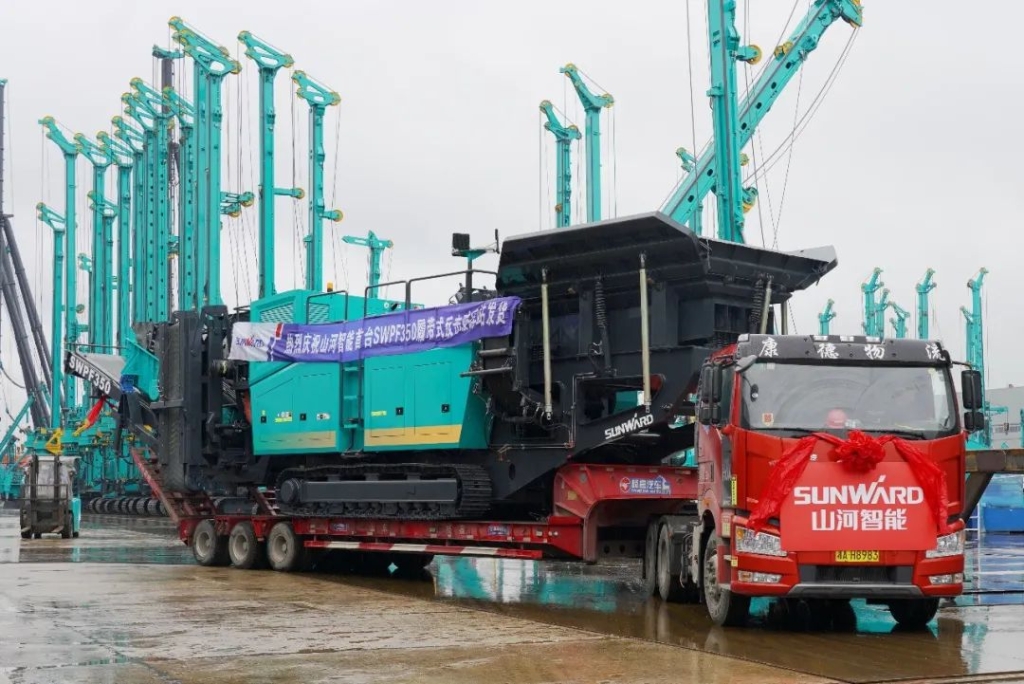 PA视讯平台首台履带式反击破碎站发货