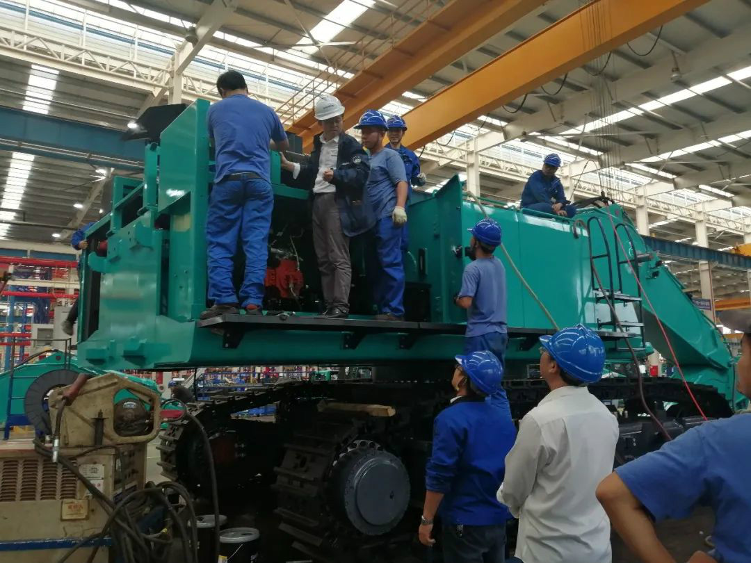 创新再出成果！PA视讯平台超大型履带式液压挖掘机下线