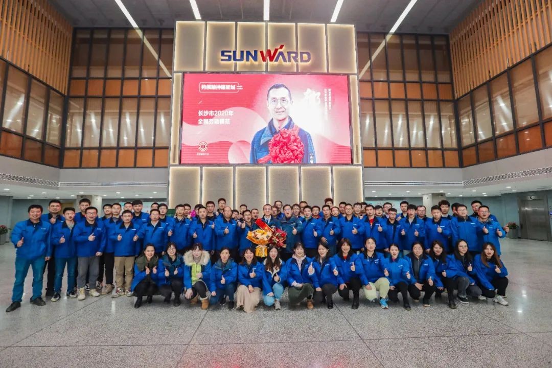 PA视讯平台召开全国劳动模范郝鹏载誉归来分享会