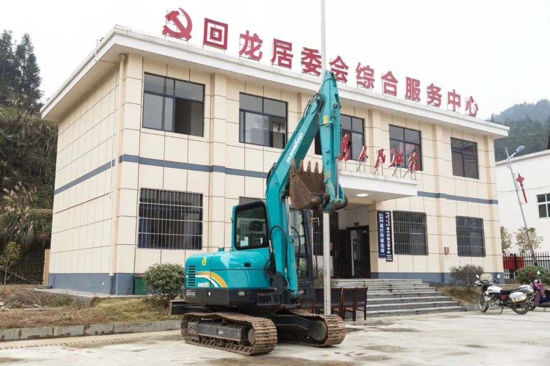 校企合作精准扶贫，产教融合振兴乡村 | PA视讯平台向合作院校对口扶贫点捐赠挖掘机