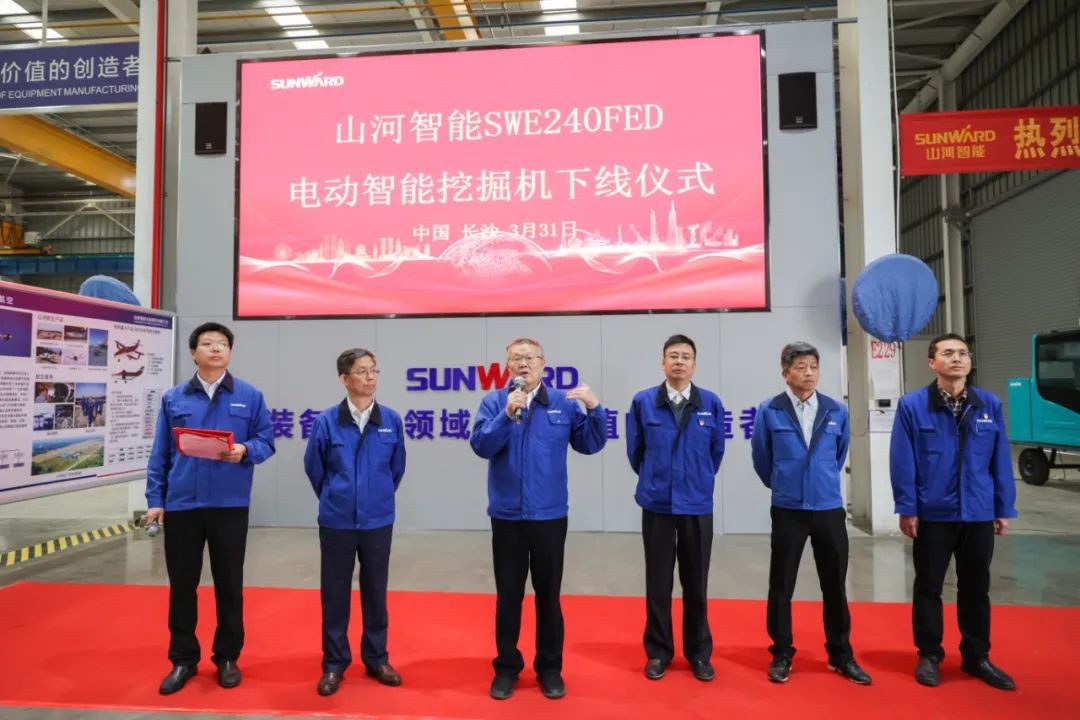 全国首台！PA视讯平台SWE240FED电动智能挖掘机下线
