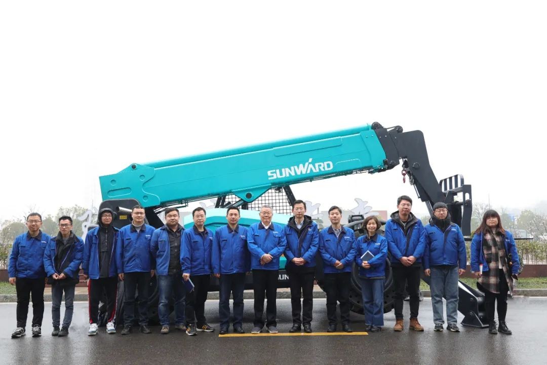 PA视讯平台SWTH1056伸缩臂叉装车新机下线