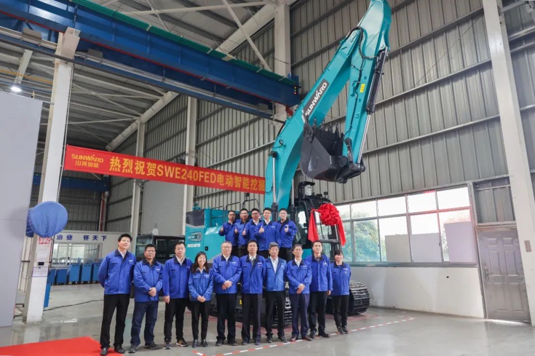 全国首台！PA视讯平台SWE240FED电动智能挖掘机下线