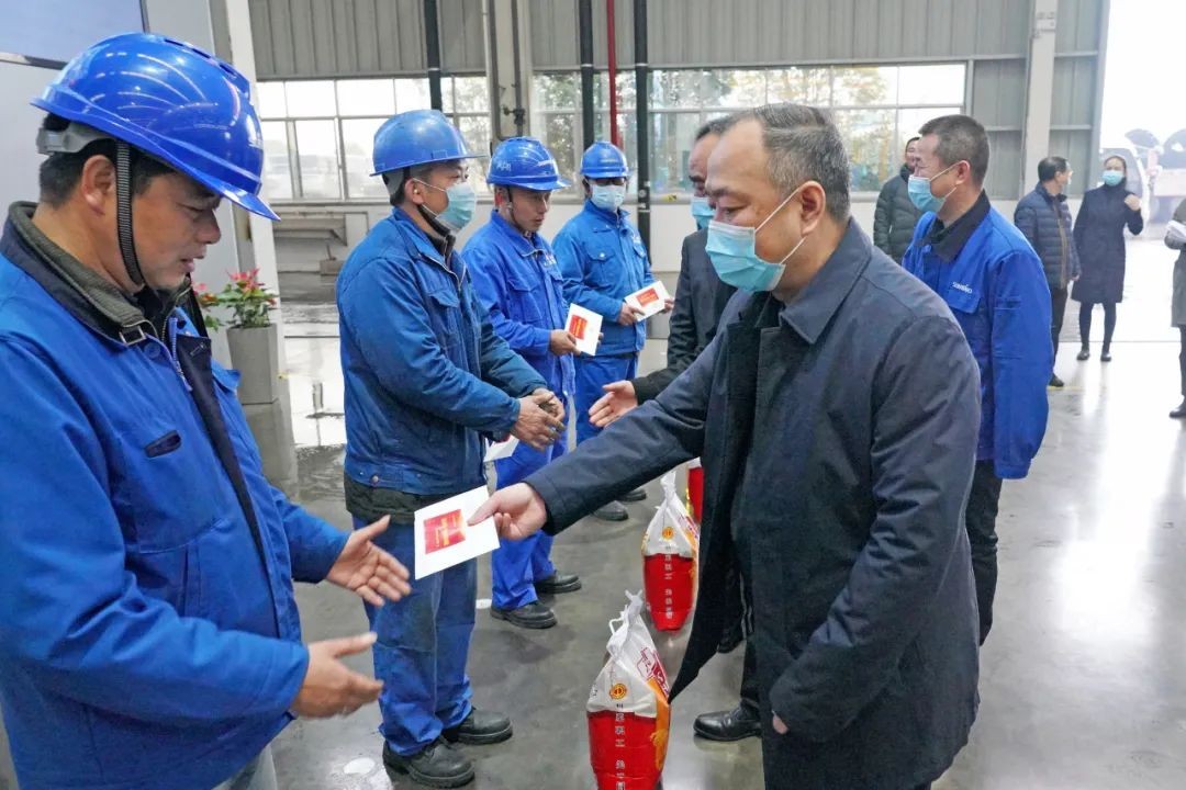 张庆红慰问PA视讯平台困难党员