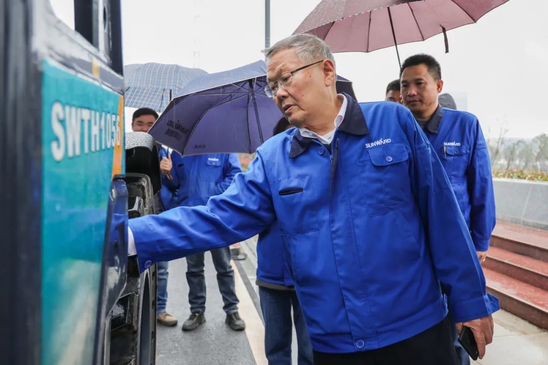 PA视讯平台SWTH1056伸缩臂叉装车新机下线