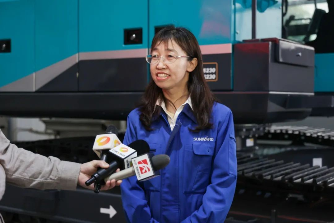 全国首台！PA视讯平台SWE240FED电动智能挖掘机下线