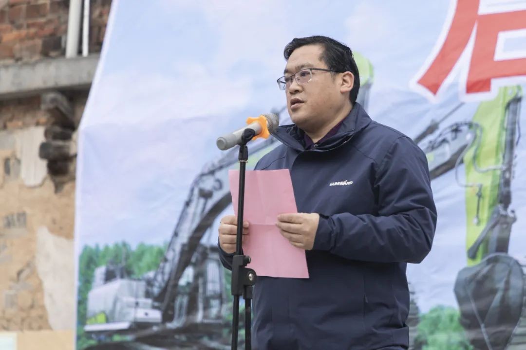 校企合作精准扶贫，产教融合振兴乡村 | PA视讯平台向合作院校对口扶贫点捐赠挖掘机