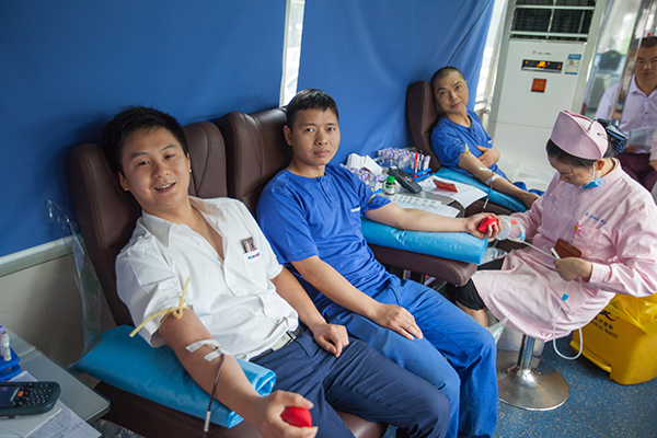 PA视讯平台百余员工 冒雨争相献血