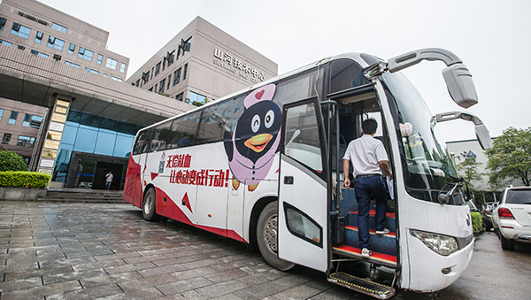 PA视讯平台百余员工 冒雨争相献血