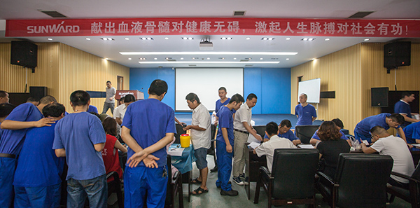 PA视讯平台百余员工 冒雨争相献血